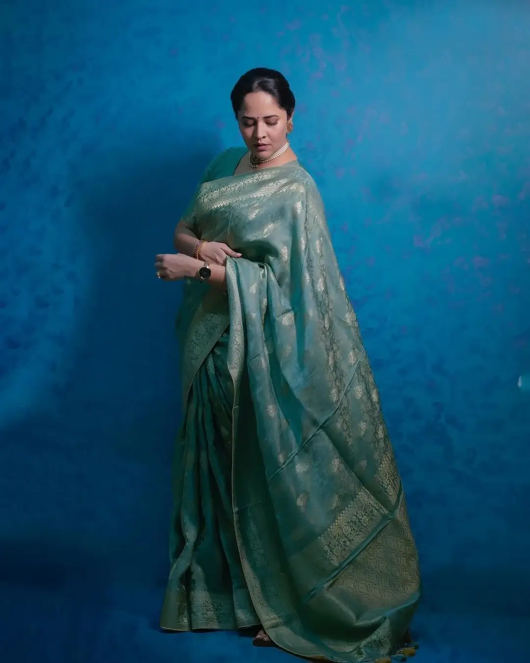 South Actress Anasuya Bharadwaj in Blue Saree